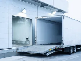 Cold storage dock with insulated trailer interface